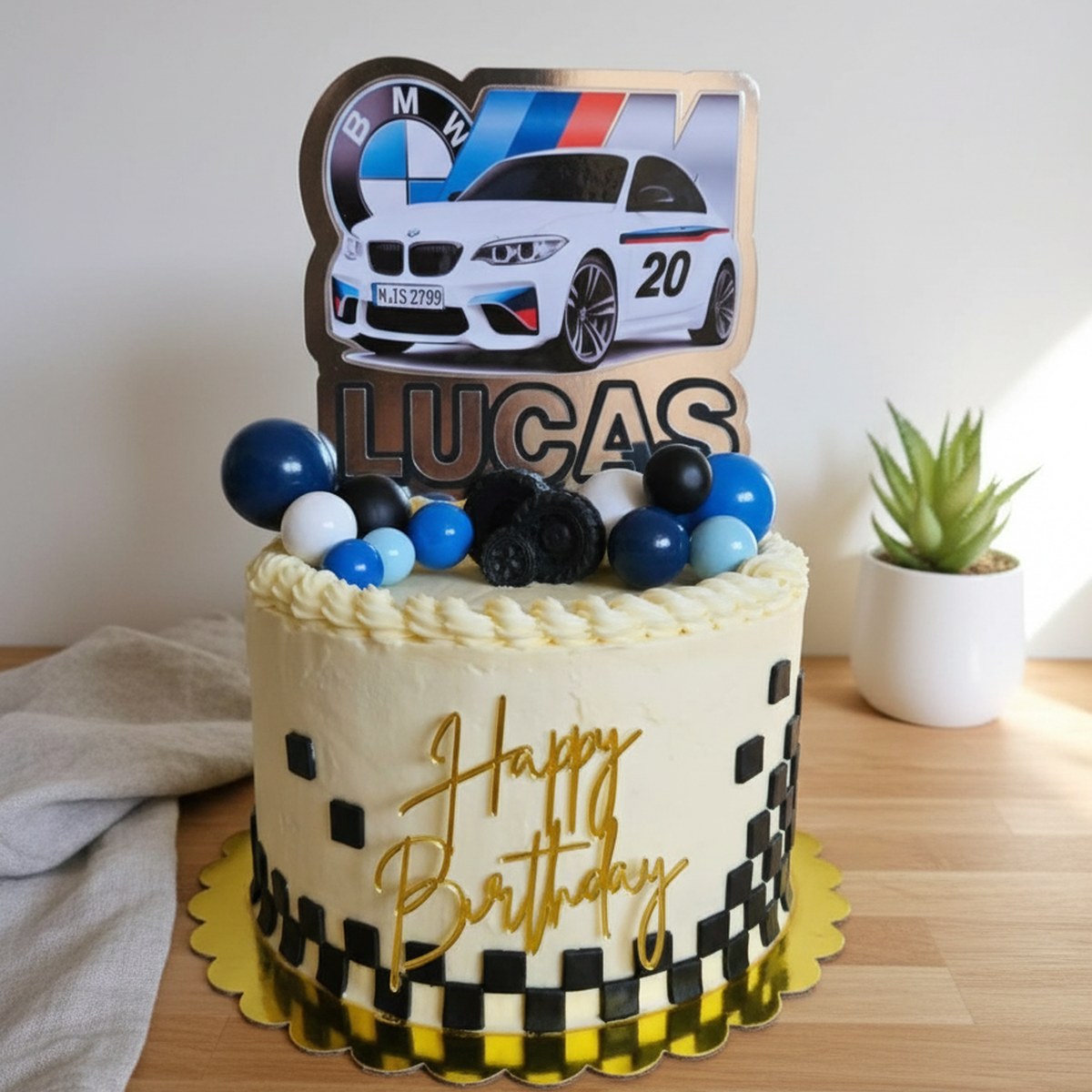 Gâteau d'anniversaire blanc avec décoration BMW, topper personnalisé Lucas