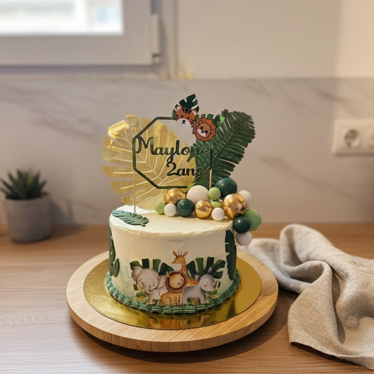 Gâteau d'anniversaire thème jungle avec animaux de la savane et prénom Maylone 2 ans