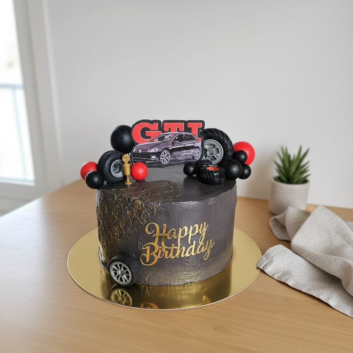 Layer cake thème GTI, décoration voiture et ballons noirs et rouges